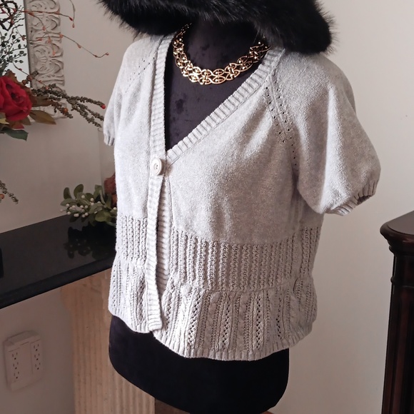 A Grey Stylish Croppy Button up Sweater Size Large - Picture 6 of 9